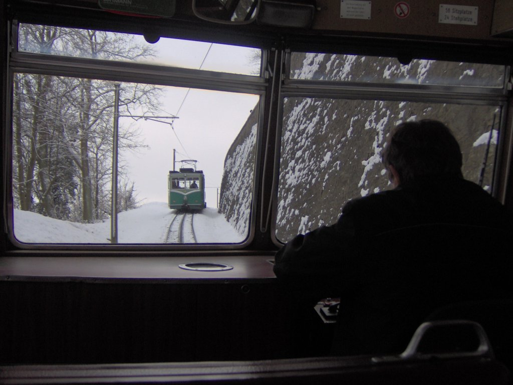 Die Sicht des Lokfhrers in einem Zahnradtriebwagen der Drachenfelsbahn.
An diesem verschneitem Tag hat,wie auf dem Bild zu sehen ist,eine so genannte  Zugverfolgung  stattgefunden. 