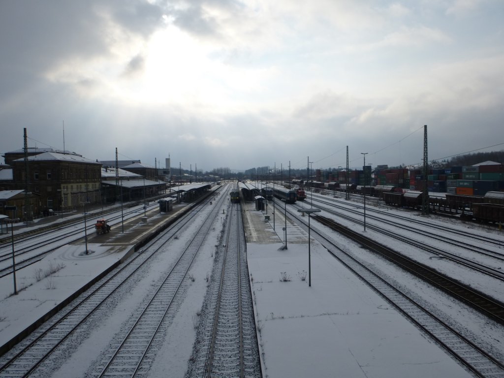 Die Sicht von der Luftbrcke... im Hofer Hauptbahnhof herrscht gerade nicht viel Verkehr. 01.04.13.