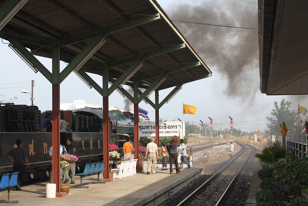 Die Sicht in Richtung Osten wird durch den aktiven Ölbrenner der 824er etwas vernebelt; Bf. Chachoengsao Junction am 04.Dezember 2010.