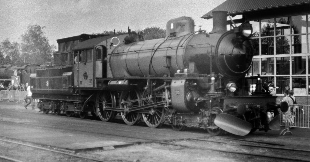 Die SJ 1220 bei tag der offenen tur am 04-09-2011. in Bw Beekbergen Exif: Practica LTL 1000 Zeiss Panagor 50mm Ilford FP 4 plus ISO 125 1/1000 sec f 6.2
