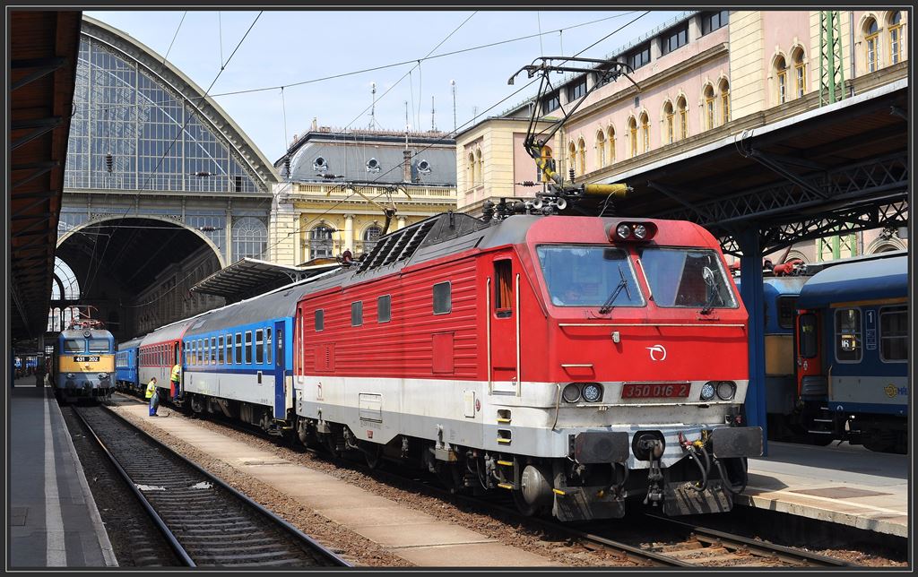 Die SK 350 016-2 bespannt einen EC nach Bratislava und Prag und ich war berrascht welch schnes Wagenmaterial die tschechischen und rumnischen Bahnen fr die internationalen Zge verwenden inkl. vollwertigem Speisewagen.
Budapest Keleti Plyaudvar. (11.05.2013)