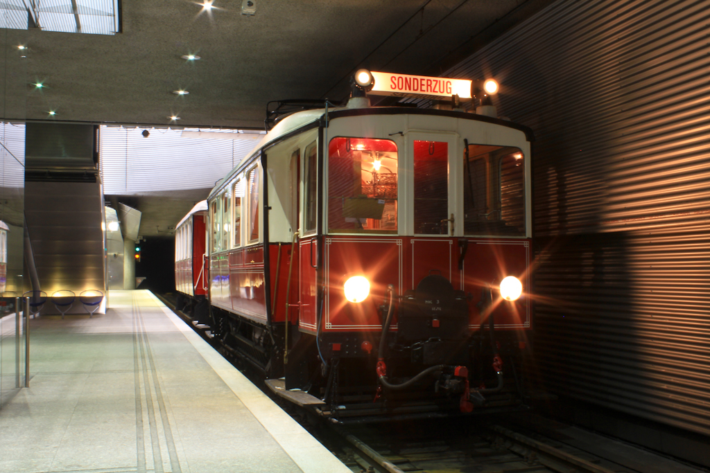 Die SLB veranstaltete am 8. Dezember 2012 eine Sonderfahrt nach Lamprechtshausen. Hier ist der Zug bei der Ankunft in Salzburg zu sehen.