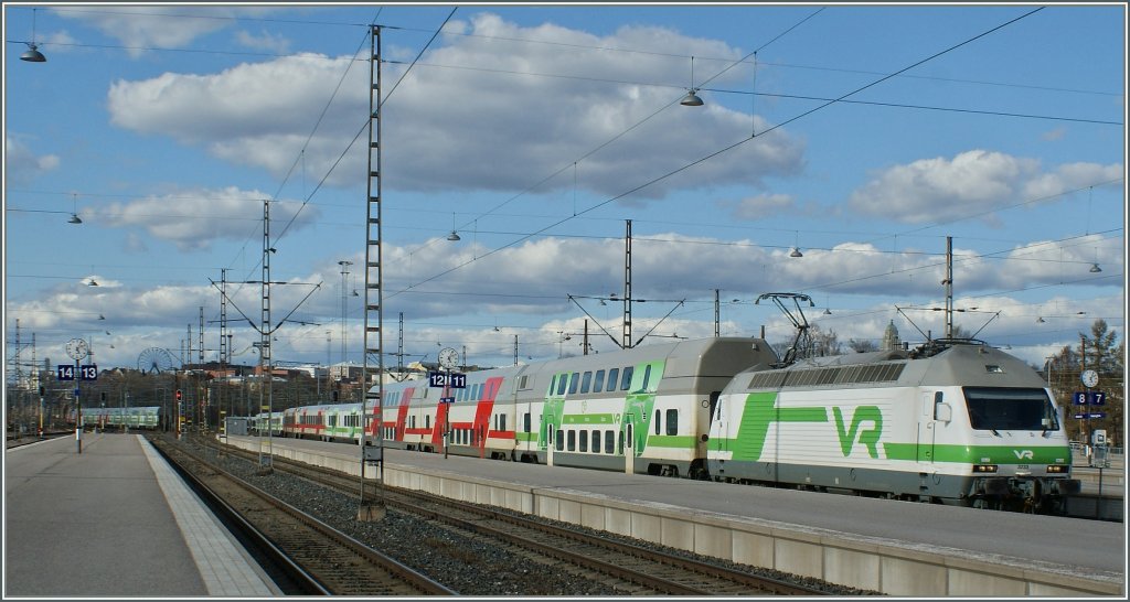 Die Sm2 3233 im neuen, freundlichen VR Farbschema in Helsinki. 
29. April 2012