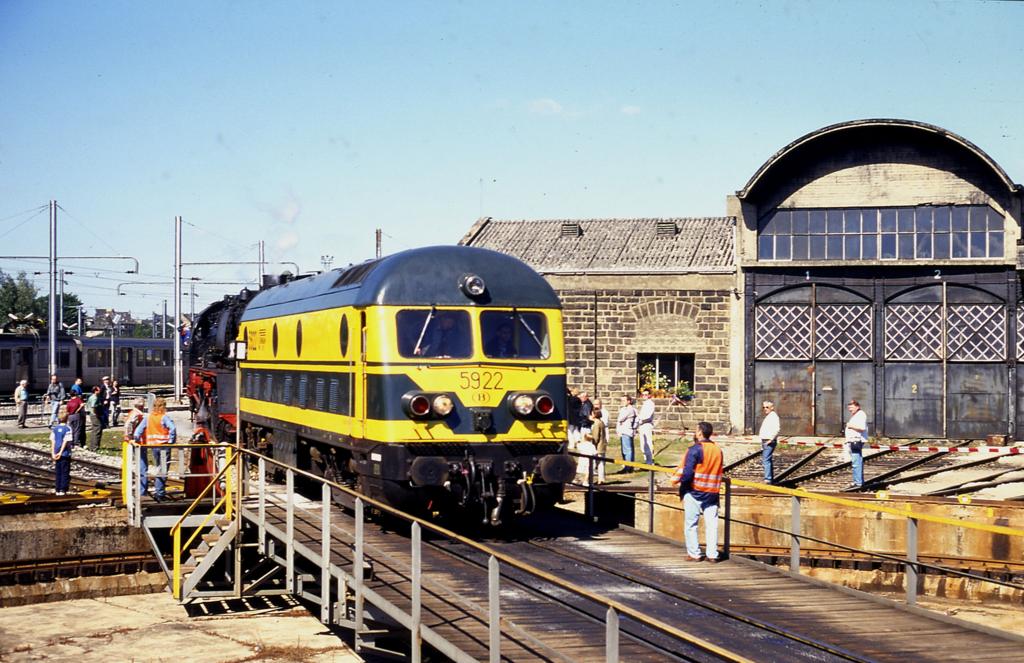 Die SNCB 5922 der Vennbahn war am 7.9.1996 anllich der Jubilumsfeier
zu Gast in Luxemburg. Hier fhrt sie gerade im Depot der Hauptstadt auf 
die Drehscheibe.