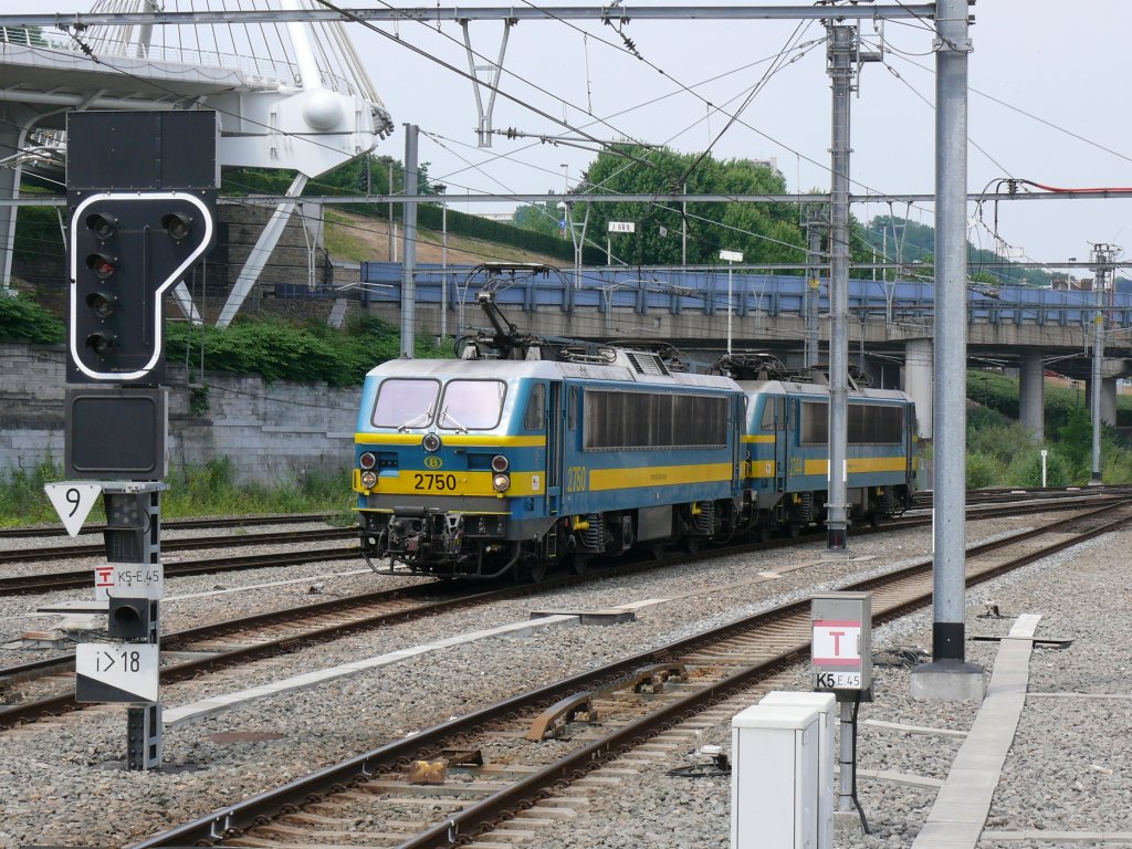 Die SNCB-Loks 2750 und 2744 fahren als LZ durch den Bhf Lige-Guillemins. Aufgenommen am 03/07/2010.