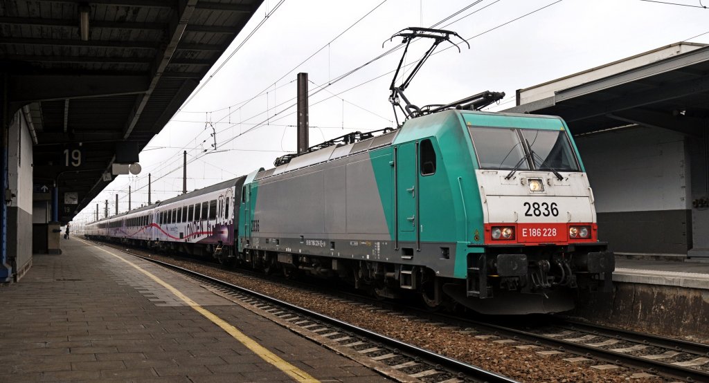 Die SNCB/NMBS 2836 mit IC 9237, ist die neue Olympia London 2012 von Bruxelles Midi nach Amsterdam, hier bei Ausfahrt von Brussel am 03 03 2012.