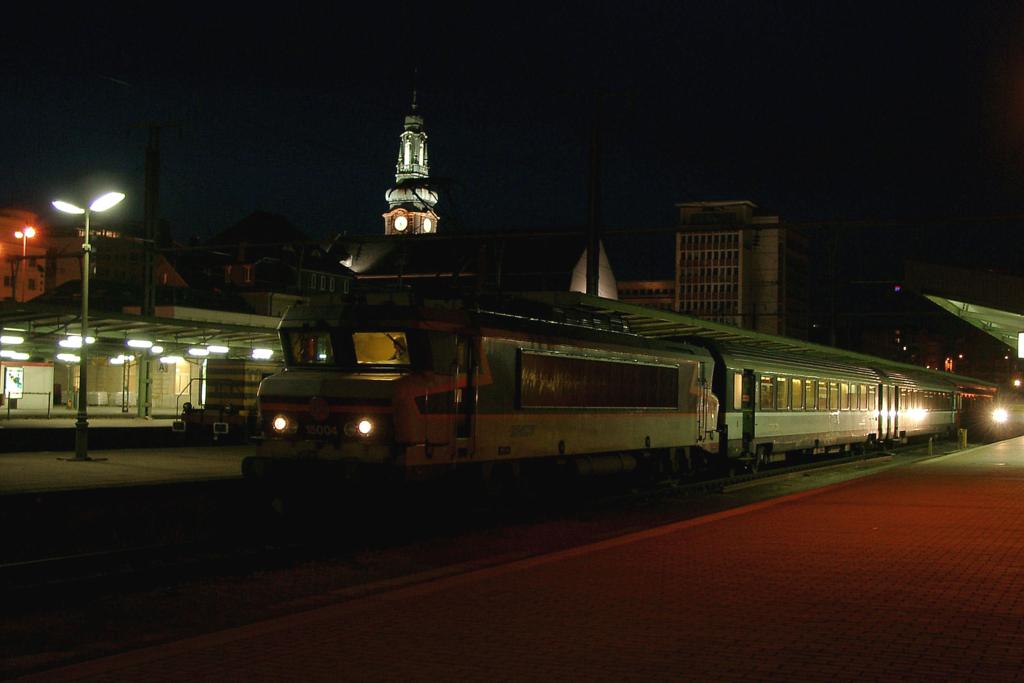 Die SNCF 15004 steht abfahrbereit vor einem EC in Richtung Frankreich
am 31.10.2004 im Hauptbahnhof Luxembourg.
