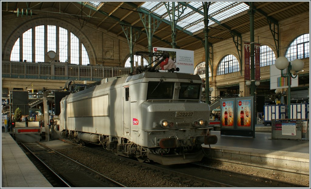 Die SNCF BB 22237 zeigt eine neue SNCF Lackierungsvariante, die dem  Fotografieranstrich  DRG recht nahe kommt...
Das Bild wurde am 6. Mai 2011 im Bahnhof Paris Nord aufgenommen.
