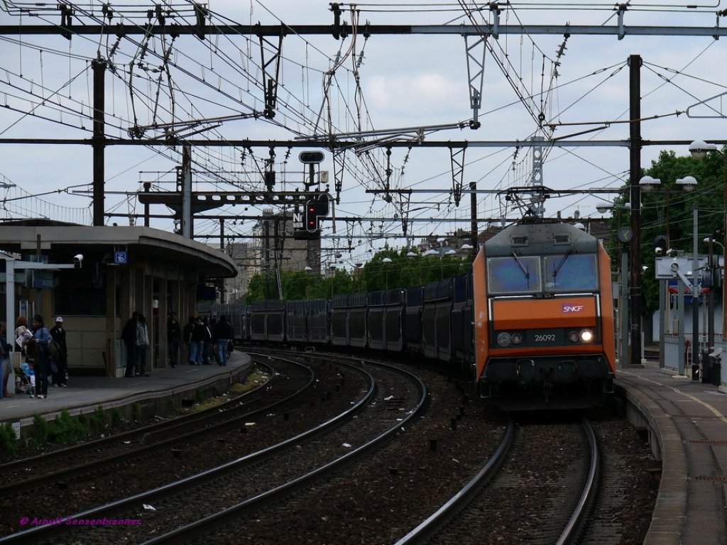 Die SNCF BB26092 mit einem Gterzug in Villeneuve-StGeorges. Die Sybics werden als Universalelloks auch vor Gterzgen eingesetzt.
06.05.2009