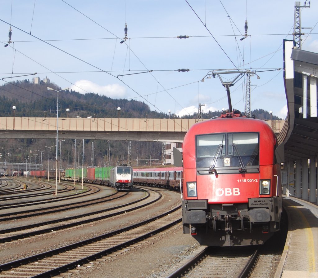 Die von der Sonne angestrahlte 1116 051-2 wird ihren leicht versp�teten OEC 564 gleich nach Bregenz ziehen, w�hrend die beiden Railpool 186er ( 186 010 und 186 006) mit ihrem Zug noch einen l�ngeren Zwischenstopp im Bahnhof Kufstein einlegen m�ssen. 2.4.2010