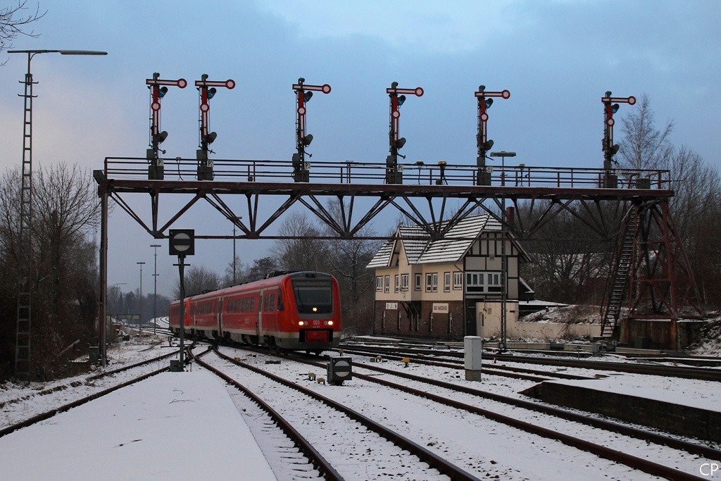 Die Sonne ist bereits hinter den Bergen verschwunden, als 612 011 am 28.1.2011 den Bahnhof Bad Harzburg erreicht. Nach dem Fahrtrichtungswechsel geht es unter der schnen Formsignalbrcke weiter nach Halle. 