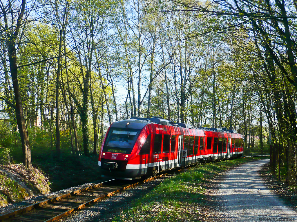 Die Sonne blinzelt nahe der Fürther Westvorstadt durch die Bäume hindurch, während ein VT 648 auf der Rangaubahn als RB von Fürth (Bay) Hbf nach Cadolzburg unterwegs ist. (09.04.2011)