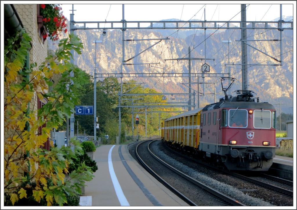 Die Sonne hat soeben den Talgrund bei Maienfeld verlassen als 11271 mit einem Postzug Richtung Sargans vorbei fhrt. (20.10.2012)