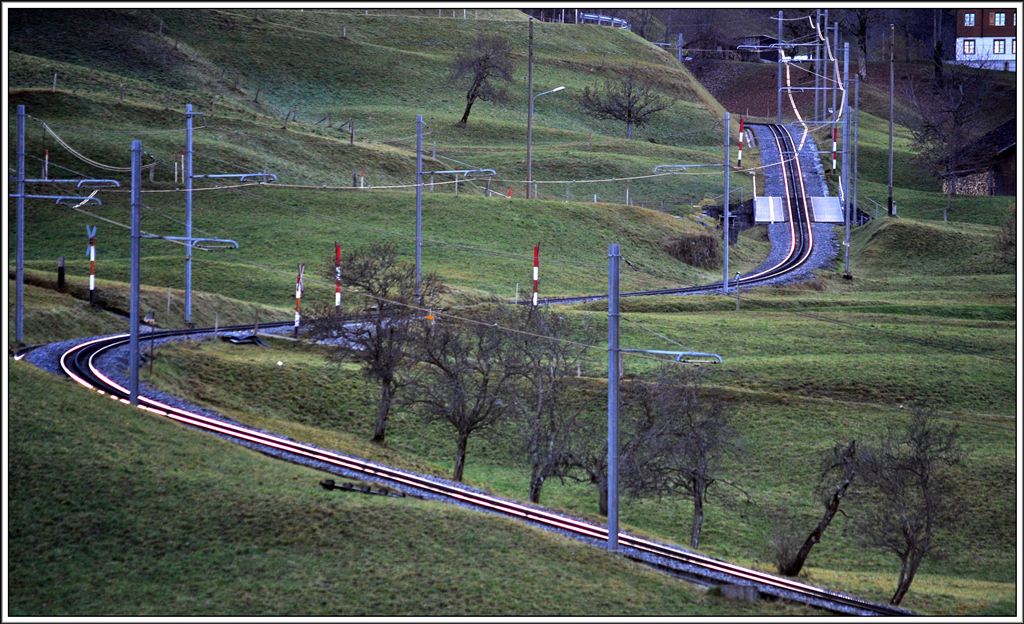 Die Sonne ist soeben untergegangen und das Abendrot spiegelt sich in Schienen und Fahrleitung unterhalb der Brandegg. (13.11.2012)