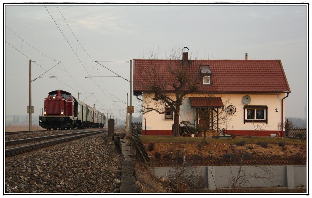 Die Sonne spitz gerade ber den Horizont als die V 126 der Bayerischen Oberlandbahn (BOB) mit einem Sonderzug von Nrnberg nach Mhldorf (Obb) unterwegs ist. Grund ist das Dampflokspektakel am Hausruck. Sie befindet sich hier kurz vor dem Bahnhof Kfering. (13.03.2011, Kfering)