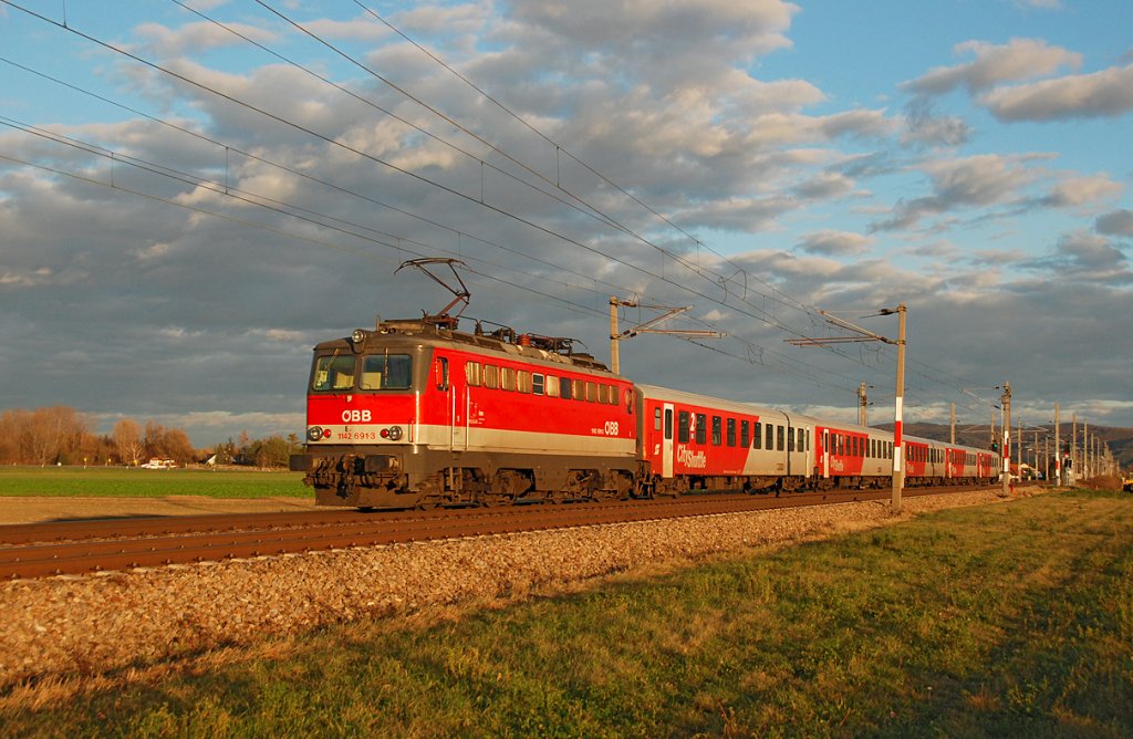 Die Sonne stand schon ziemlich tief, als die 1142 691 den REX 2113  Lainsitz  von Gm�nd nach Wien schob. Auch dieses Foto entstand zwischen Langenlebarn und Muckendorf-Wipfing.