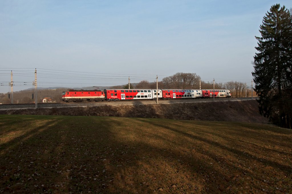 Die Sonne stand schon ziemlich tief hinter den Bumen, als der R 2030 nach St. Plten vorbeikam. Die Aufnahme entstand bei Bheimkirchen, am 25.03.2011.