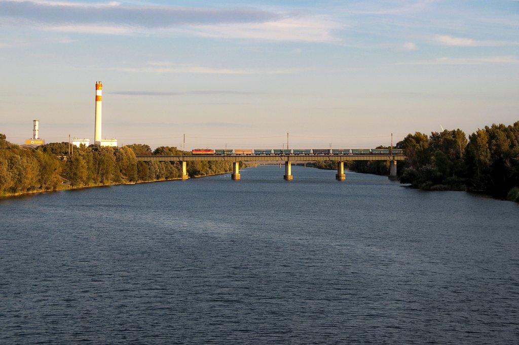 Die Sonne stand schon ziemlich tief, als die BR 1142 mit diesem Kohlewagenganzzug das Wiener Entlastungsgerinne berquerte. Die Aufnahme entstand am 12.09.2011.