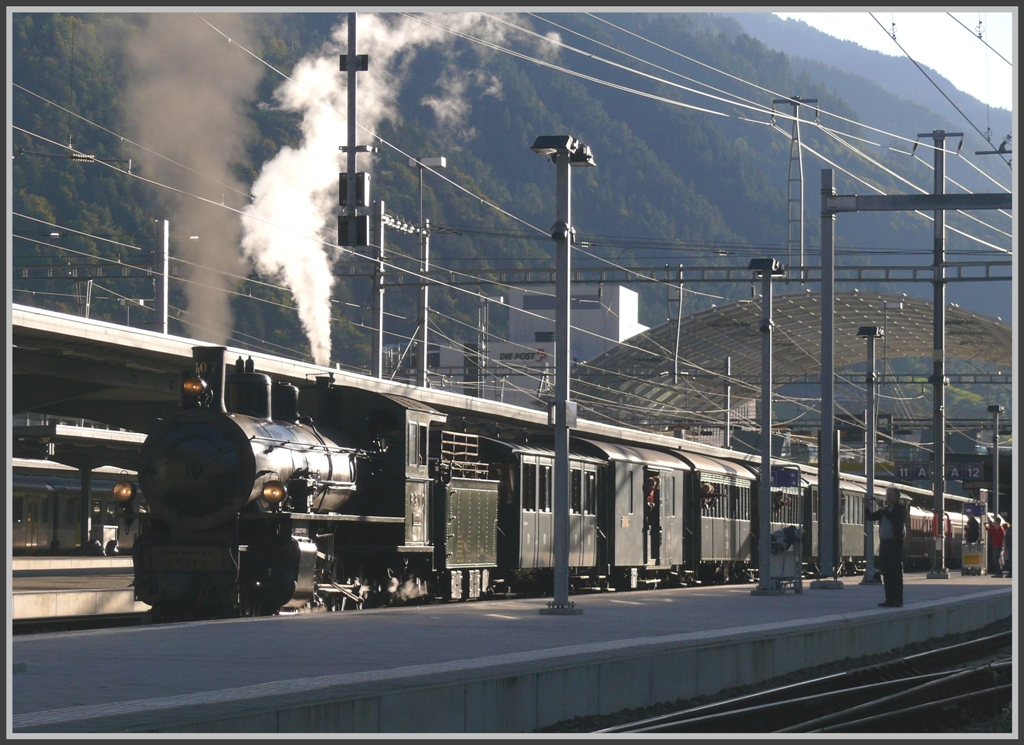 Die Sonne steht bei dieser Dampffahrt ins Oberland fast immer auf der falschen Seite, aber auch so gibts ein paar schne Effekte mit dem Gegenlicht bei der Ausfahrt in Chur. (03.10.2010)