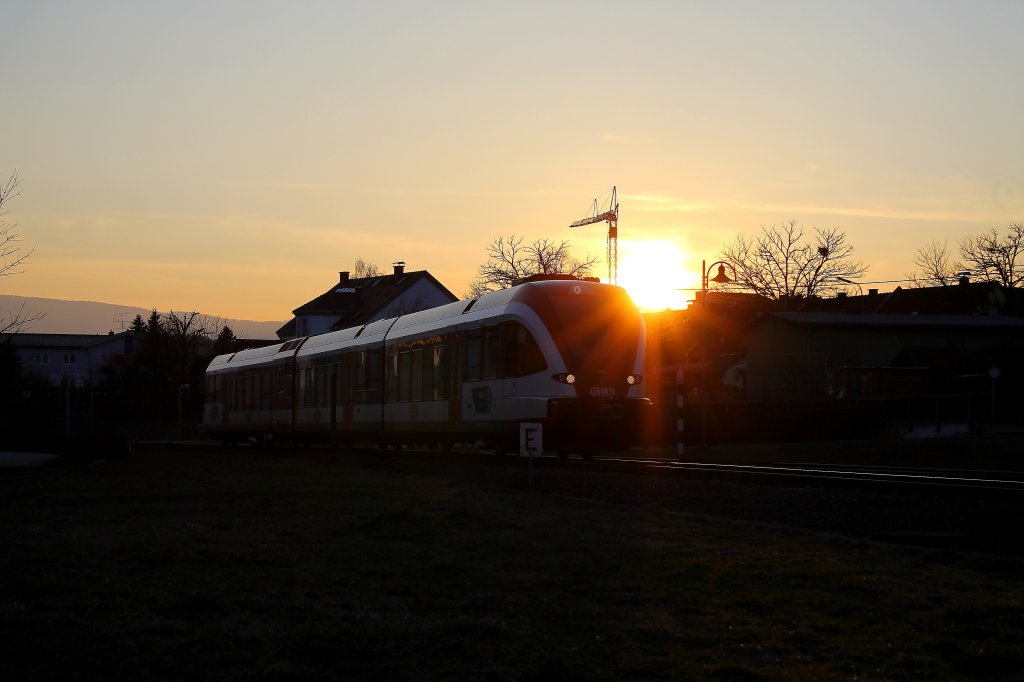 Die Sonne steht tief ber Plfing Brunn  als Vt63.05 in die Halte und Ladestelle am16. Mrz 2013 einfhrt. Der einst 5 (6) Gleisige Bahnhof war ein wichtiger Umschlagplatz fr Kohle durch das Bergbaugebiet rund um die Ortschaft. Der Anschluss zur ehemaligen Sulmtalbahn nach Leibnitz machte ihn zum Verkehrsknoten wie man es Heute bezeichnen wrde. Leider ist von dem einst groen Bahnhof lediglich ein Abstellgleis und das unter Denkmalschutzstehende Empfangsgebude brig geblieben. 