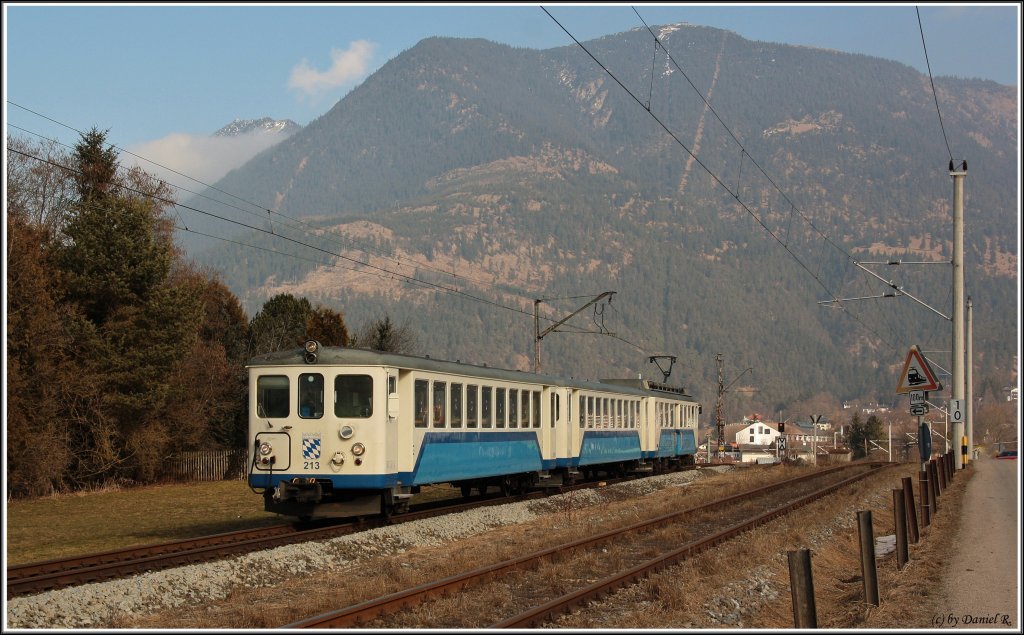 Die Sonne war schon fast verschwunden als wir ihn endlich sahen. Mit wenig Versptung rollt der Zahnradtriebwagen 213 der Zugspitzbahn dem hchsten Berg Deutschlands entgegen - der Zugsptize - um kurz vor der Abfahrt von 3 Fotografen bildlich festgehalten zu werden. (19.02.2011, Garmisch-PK.)