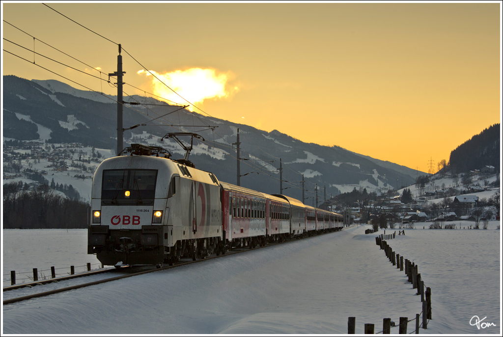 Die Sonne war schon hinter der Planai verschwunden, als Werbelok 1116 264  Hitradio 3  mit dem Schi WM Sonderzug SR 9325 von Schladming nach Graz Hbf fuhr.
Schladming 10.2.2013