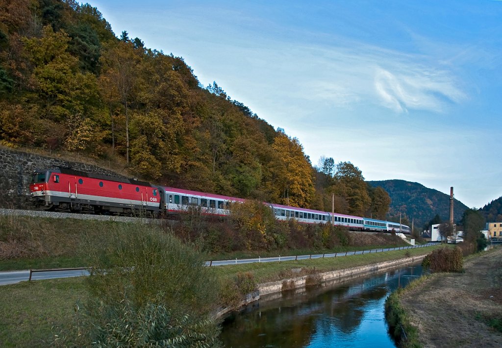 Die Sonne war schon ziemlich hinter den Bergen verschwunden, als der EC 159  Croatia  (Wien Meidling - Zagreb) zwischen Schl�glm�hl und Payerbach-Reichenau abgelichtet werden konnte. Die Aufnahme entstand am 22.10.2010.