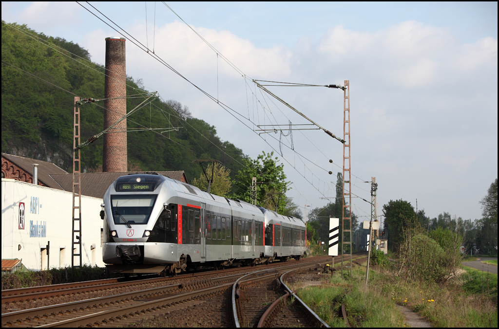 Die Sonne zeigt sich fr einen kurzen Moment als diese beiden ET22er als RB91  Ruhr-Sieg-Bahn  unweit von Hohenlimburg in Richtung Siegen/Iserlohn fahren. (30.04.2010)