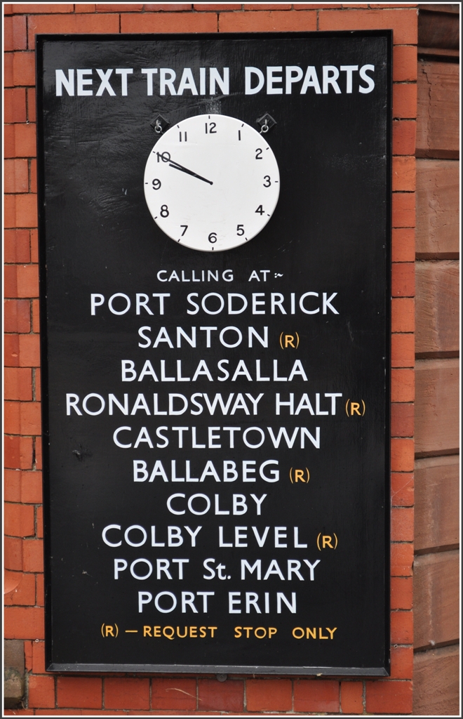 Die South Line nach Port Erin ist die einzige verbliebene Strecke von ehemals vier Linien auf der Isle of Man. Die Abfahrtstafel in Douglas zeigt die Zwischenhalte der 59 mintigen Fahrt ber 25km. (10.08.2011)