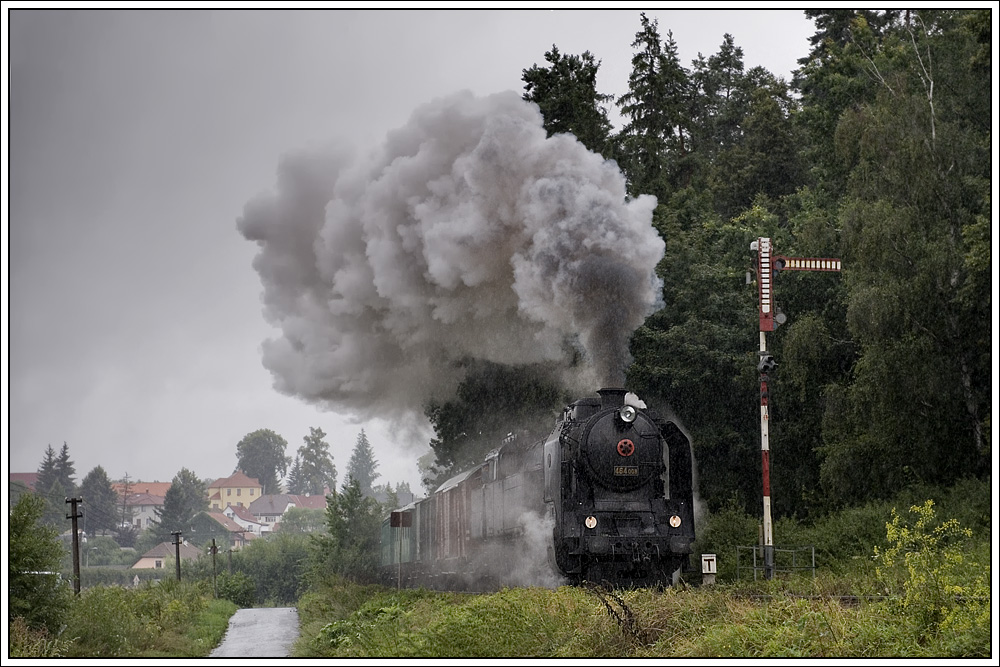 Die spte Rache von Jrg Kachelmann bekamen wir am 7.8.2010 im Bhmerwald in Tschechien zu spren. Die Aufnahme zeigt 464 008 bei der Ausfahrt aus Kajov.