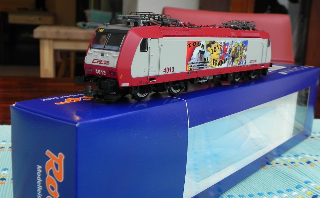 Die spannende Tour de France 2010, die besonders f�r den Luxemburger Radprofi Andy Schleck sehr erfolgreich war, hat mich dazu gebracht ein
H0 Modell einer CFL E-Lok (Betriebsnummer 4015) mit einem eigenen exklusiv hergestellten Decal Poster zu dekorieren (Photoshop Artwork). Siehe auch http://www.mec-reiserbann.lu/verkauf/Verkauf.htm.