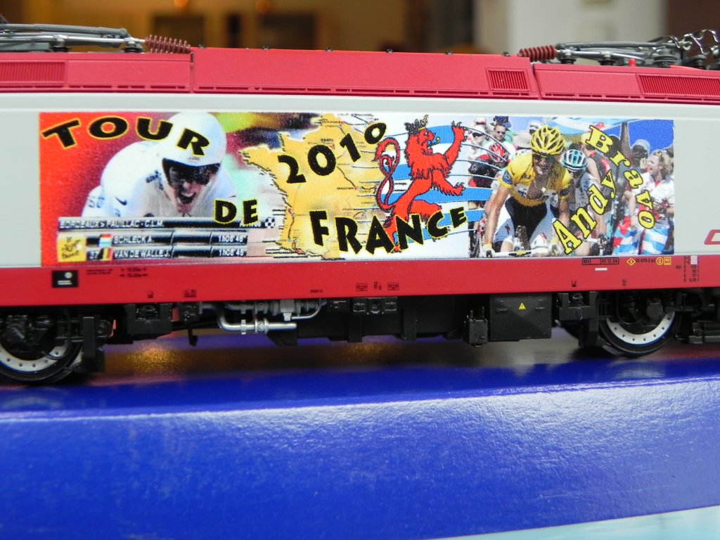 Die spannende Tour de France 2010, die besonders f�r den Luxemburger Radprofi Andy Schleck sehr erfolgreich war, hat mich dazu gebracht ein
H0 Modell einer CFL E-Lok (Betriebsnummer 4015) mit einem eigenen exklusiv hergestellten Decal Poster zu dekorieren (Photoshop Artwork). Siehe auch http://www.mec-reiserbann.lu/verkauf/Verkauf.htm.

