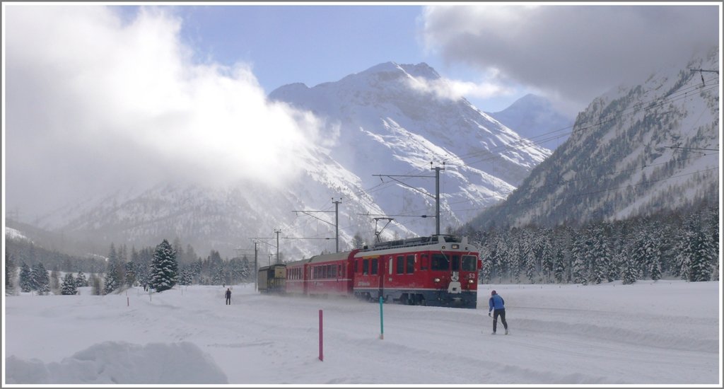 Die  Sportbahn  zwischen Morteratsch und Surovas. R1644 mit ABe 4/4 III 53  Tirano  auf dem Weg nach St.Moritz. (12.01.2010)