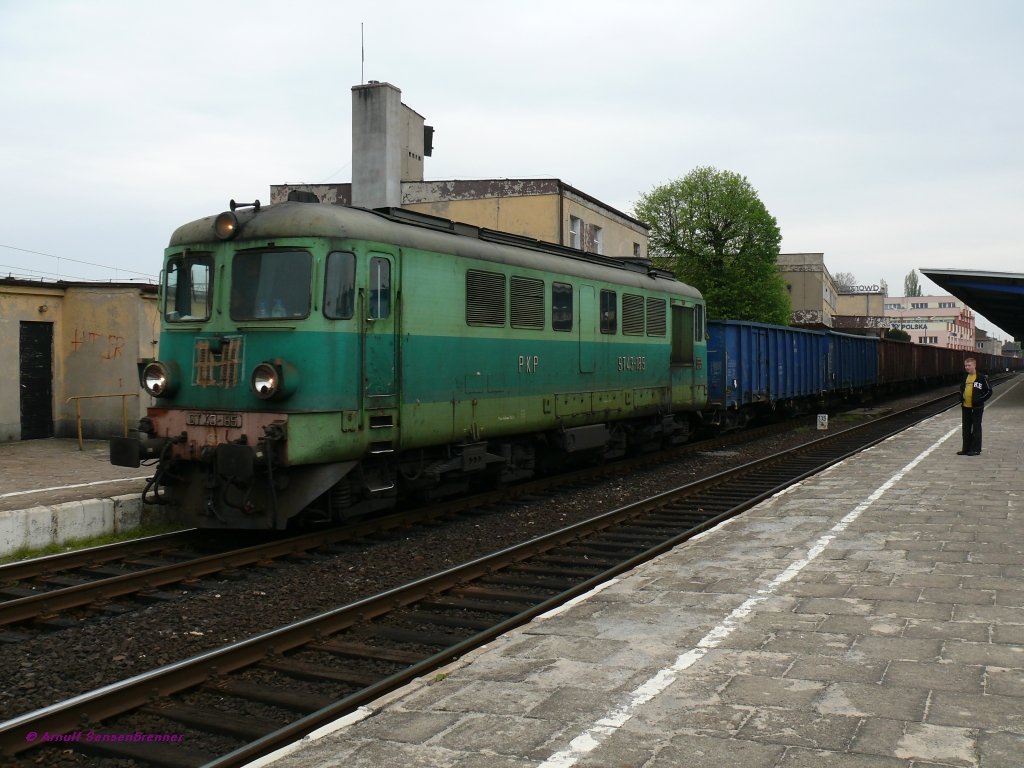 Die ST43-185 kommt mit einem schweren Kohlenzug aus Oberschlesien.
Auch wenn die Lok optisch nicht sehr gepflegt wirkt, so funktioniert sie doch zuverlssig.

05/2010    Leszno/Lissa
 