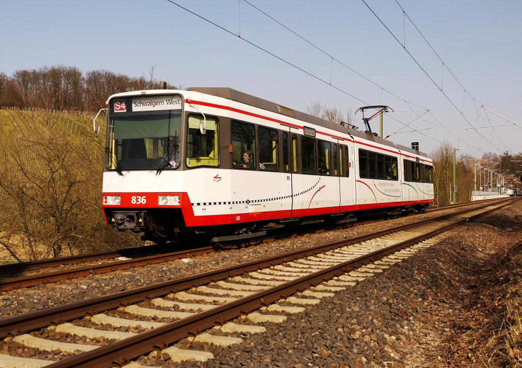 Die Stadtbahn, ausnahmsweise mal in wei, auf dem Weg von hringen in Richtung Heilbronn nach dem Haltepunkt Eschenau am 15.03.2011 