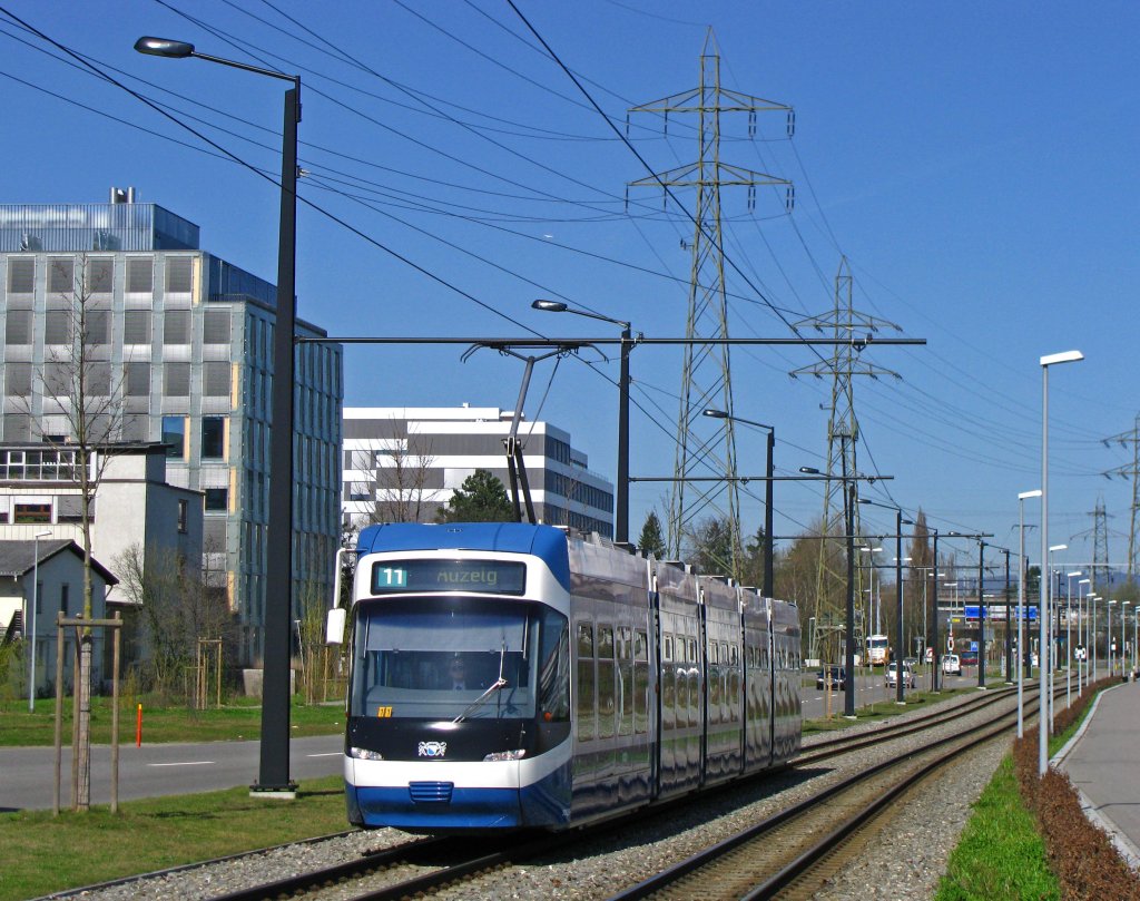 Die Stadtbahn im Norden Zrichs erhlt Zuwachs: Ab kommendem Sonntag werden hier, zwischen Glattpark (Opfikon) und den Studios des Schweizer Fernsehens nicht mehr nur die blauen Zri-Cobras der Linie 11 fahren, sondern auch die weissen Glattal-Schlangen der Linie 12. Diese Linie, die vom S-Bahnhof Stettbach zum Flughafen fhrt, wird nach der bisherigen Endhaltestelle Auzelg in Zrich weiter ber die Neubaustrecke nach Wallisellen und Dbendorf fahren. (Bild vom 6.April 2010)