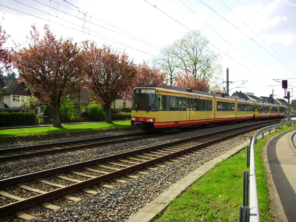 Die Stadtbahnwagen 835 und 825 sind am 13.04.2012 als S 85072 unterwegs, als sie bei der Ausfahrt aus dem Bahnhof Bad Rotenfels auf den Chip gebannt werden konnten.