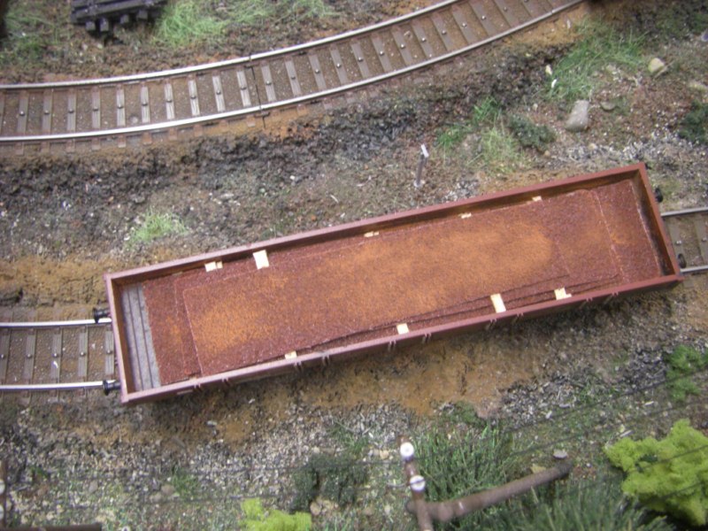 Die Stahlplatten sind aus dunkelrotem Schmirgelpapier auf dnnen Balsahlzchen. Gealtert mittel Rostpulverfarben