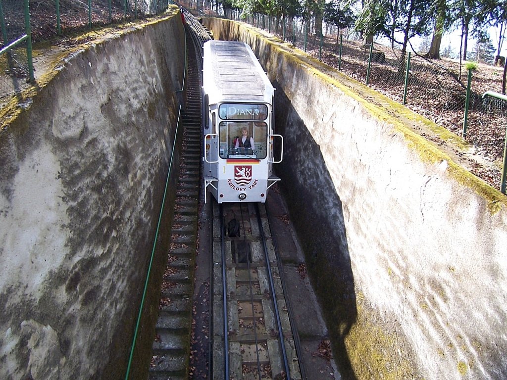 Die Standseilbahn  DIANA  in Karlsbad im April 2007.