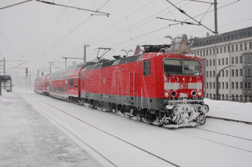 Die stark vereiste 143 909-0 fhrt mit ihren zwei Doppelstockwagen als S2 nach Heidenau in den Bahnhof Dresden-Mitte ein. Fotografiert am 15.12.2010. 