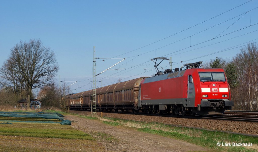 Die starke, 6-Achsige EG 3110 passiert am 06.04.12 die Baumschule in Halstenbek mit ihrem Papierzug Richtung Maschen.