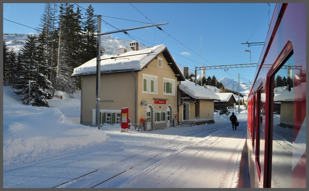 Die Station Hospenthal ist bereits von den Schneemassen gerumt. (10.01.2012)