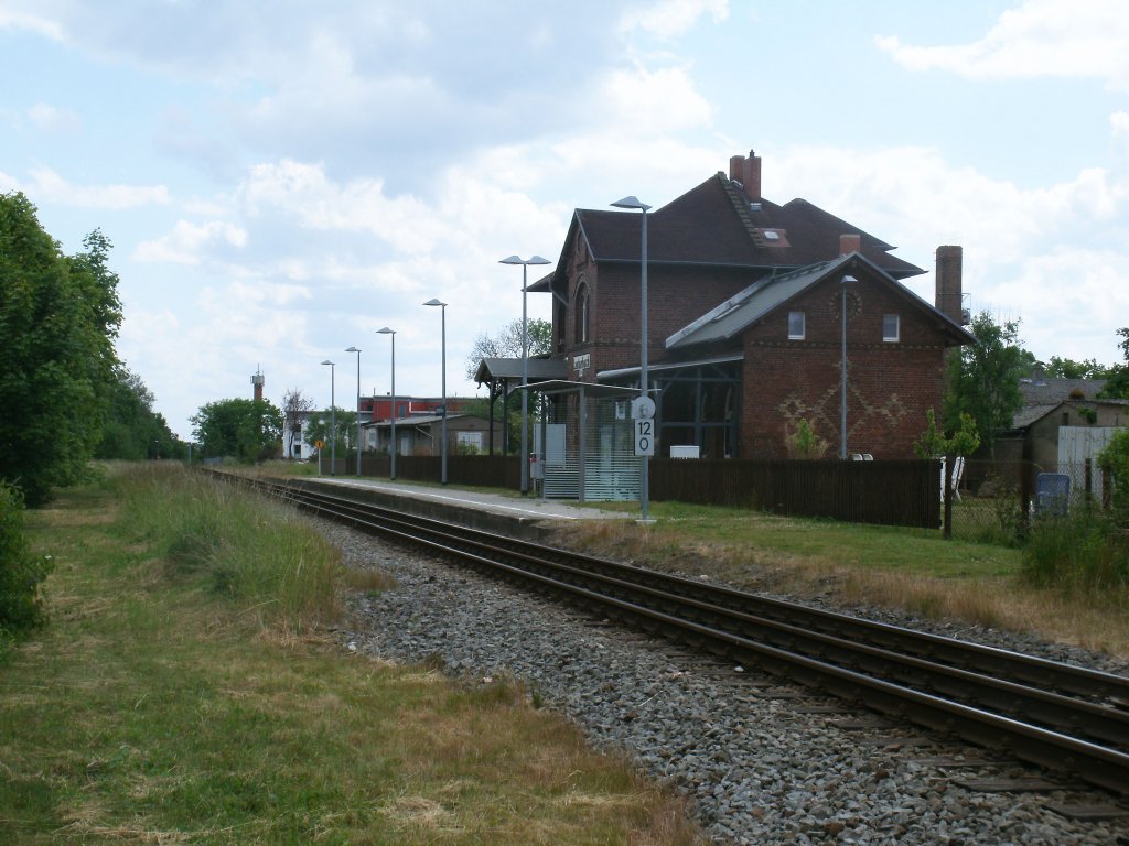 Die Station Lauterbach(Rgen) mit dem Bahnhofsgebude am 09.Juni 2012.Hier hlt nur die Normalspur.