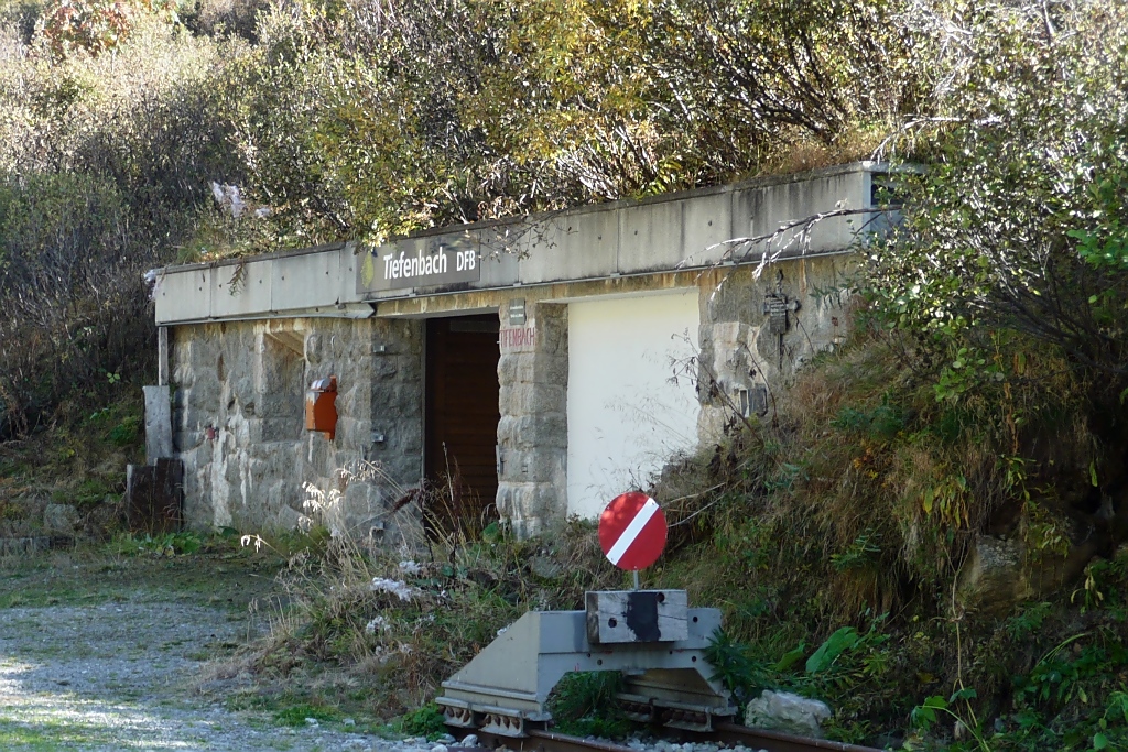 Die Station Tiefenbach ist in den Berg hinein gebaut, und sieht etwas rmlich aus. 2.10.11