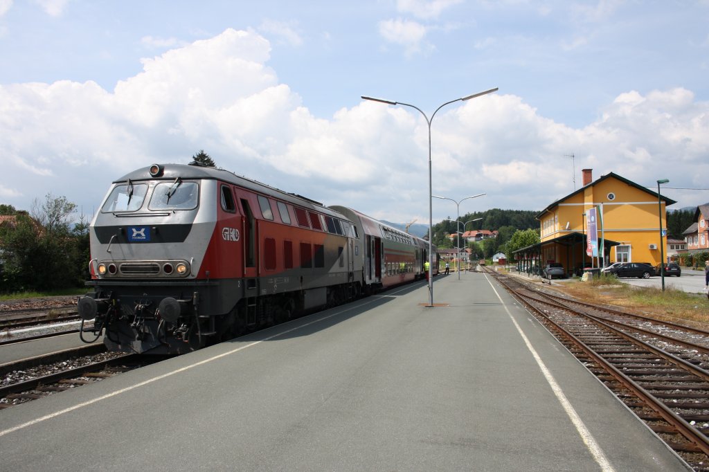 Die Station Wies - Eibiswald der Graz-K�flach-Bahn am 29.07.2011. 218 256-6 f�hrt in K�rze Richtung Graz ab.