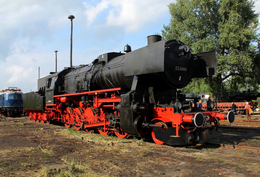 Die Steifrahmen-Tenderlok 52 6666 der Berliner Dampflokfreunde im Freigelnde des Bw Berln Schneweide beim 9. Berliner Eisenbahnfest in Berlin-Schneweide.