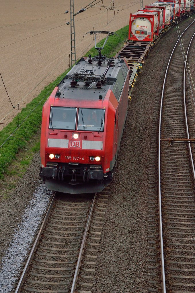 Die Steigung bei Noithausen erklimmend kommt die 185 167-4 mit einem KLV gen Mnchengladbach gefahren, ich habe den Zug von der L116 herunter fotografiert. 21.4.2013