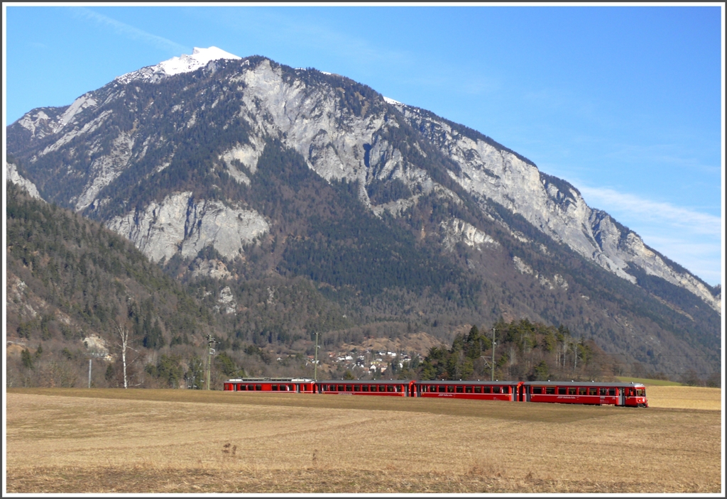 Die Steigung von Reichenau-Tamins herauf nach Bonaduz ist fast geschafft und S2 1157 nach Thusis erreicht die Ebene mit dem Taminser Aelpli und Taminser Calanda im Hintergrund. (08.02.2011)