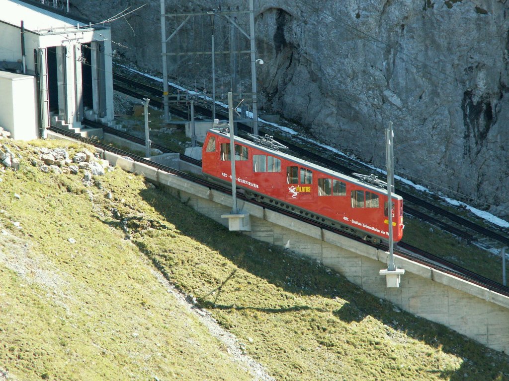 Die steilste Zahnradbahn der Welt.Ausfahrt eines Wagens aus der Bergstation Pilatus-Kulm(2073m .M.)talwrts Richtung Alpnachstad.07.10.10