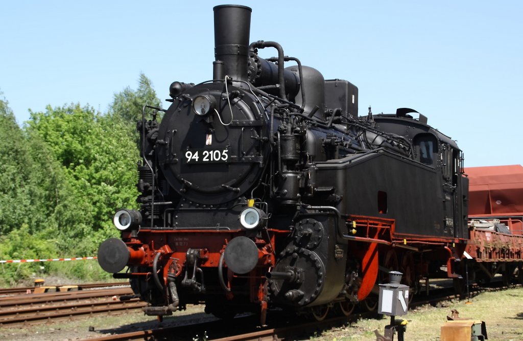 Die Steilstreckenlok 94 2105 (schs. Gattung XI HT) am 20.05.2012 im Eisenbahnmuseum Schwarzenberg. 

